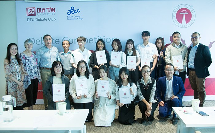 Chung kết Cuộc thi Tranh luận bằng tiếng Anh tại Đại học Duy Tân