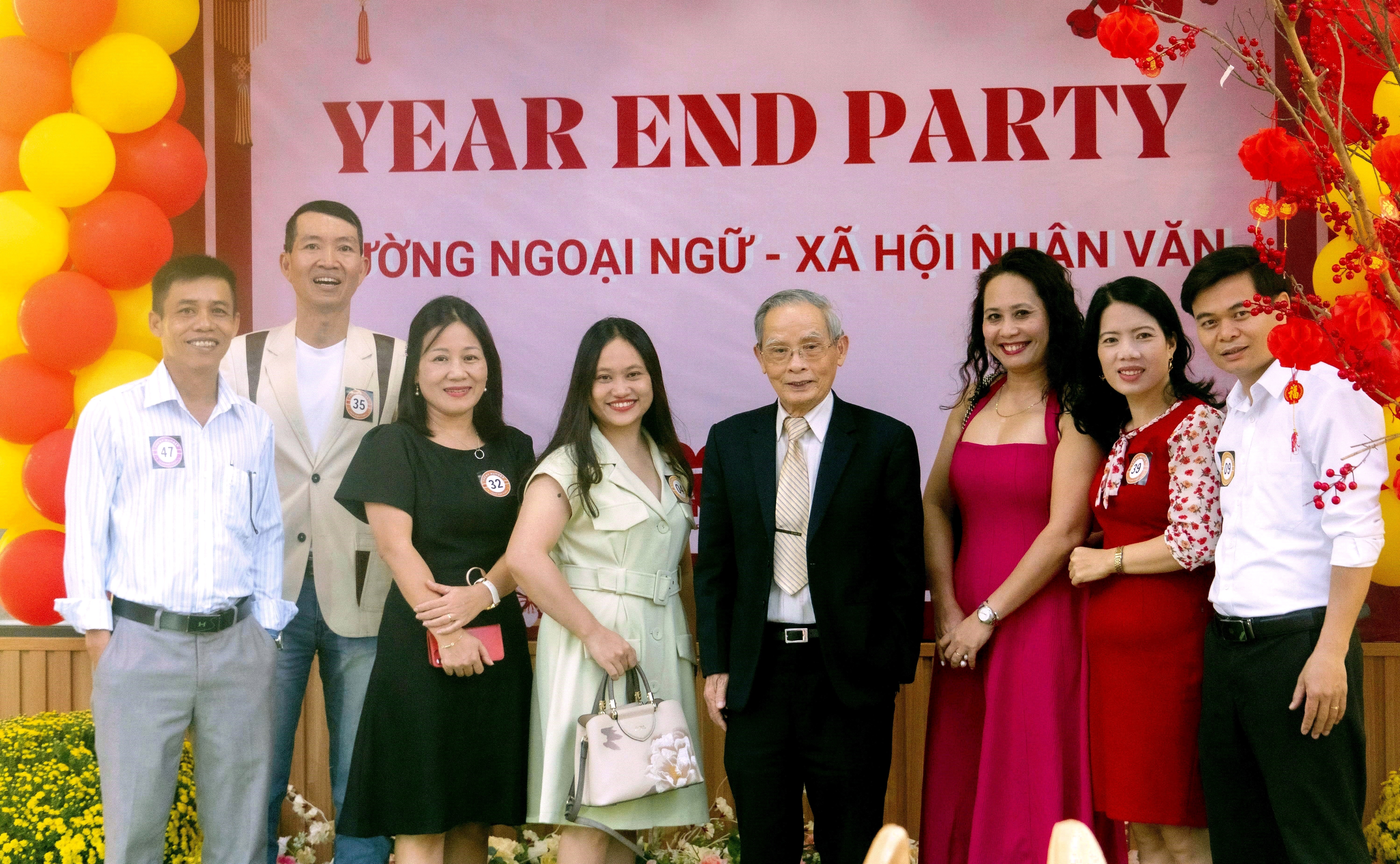 Ấm áp không khí tiệc Year End Party trường NN-XHNV