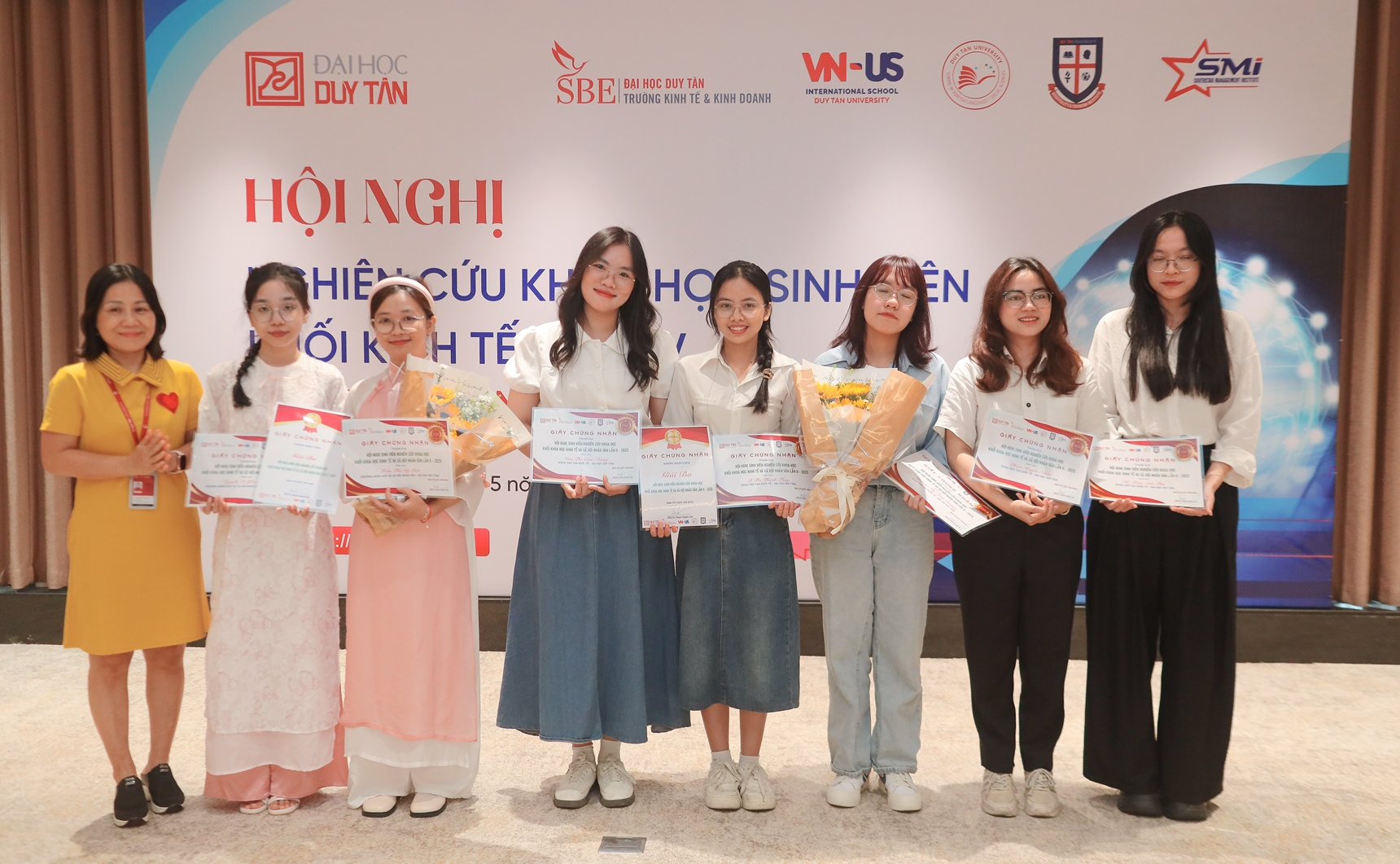 Sinh viên LHSS rinh giải Ba Hội nghị NCKH khối Kinh tế - XHNV 2025