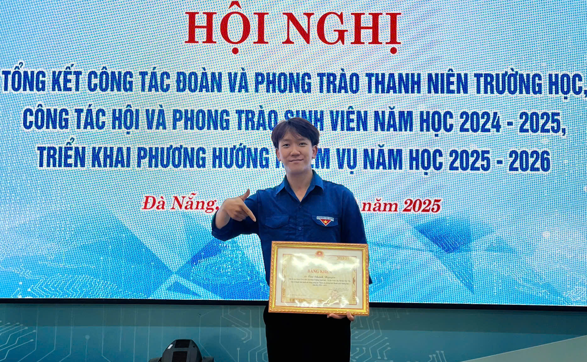 Vinh danh Phó Bí thư Đoàn trường NN-XHNV vì những đóng góp xuất sắc trong công tác Đoàn và phong trào Thanh niên