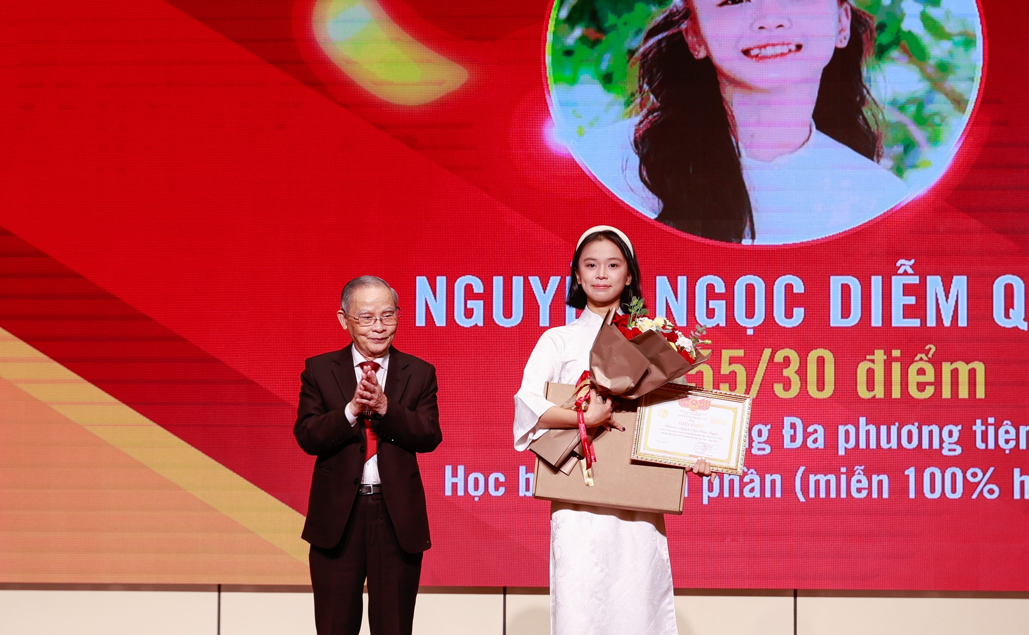 Khởi đầu năm học 2025-2026: Sinh viên LHSS đón nhận học bổng toàn phần và vinh danh Thủ khoa, Á khoa