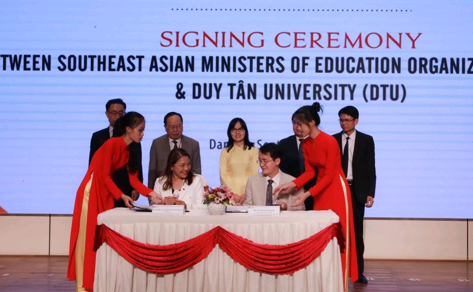 Comprehensive signing between the Southeast Asian Ministers of Education Organization (SEAMEO) and Duy Tan University