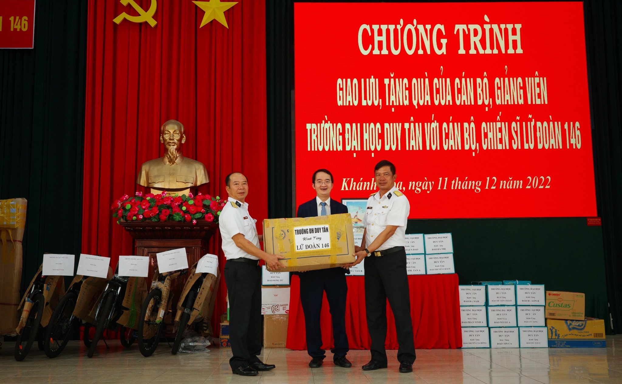 Duy Tan University visits and gives gifts to Spratly Soldiers