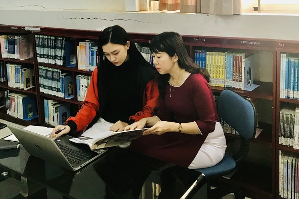 Lecturers and students at the library