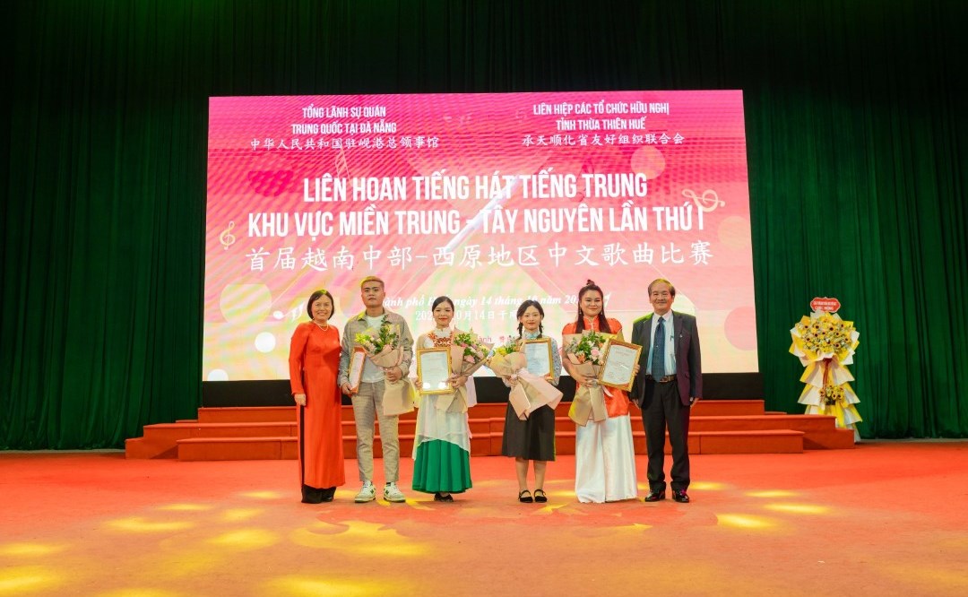 Students of the School of Languages, Humanities and Social Sciences  won the third prize at the Central - Central Highlands Regional Chinese Singing Festival 2023