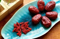 Bí Quyết Giữ Ấm và Tăng Cường Đề Kháng: Táo Đỏ và Kỷ Tử Trong Mùa Đông