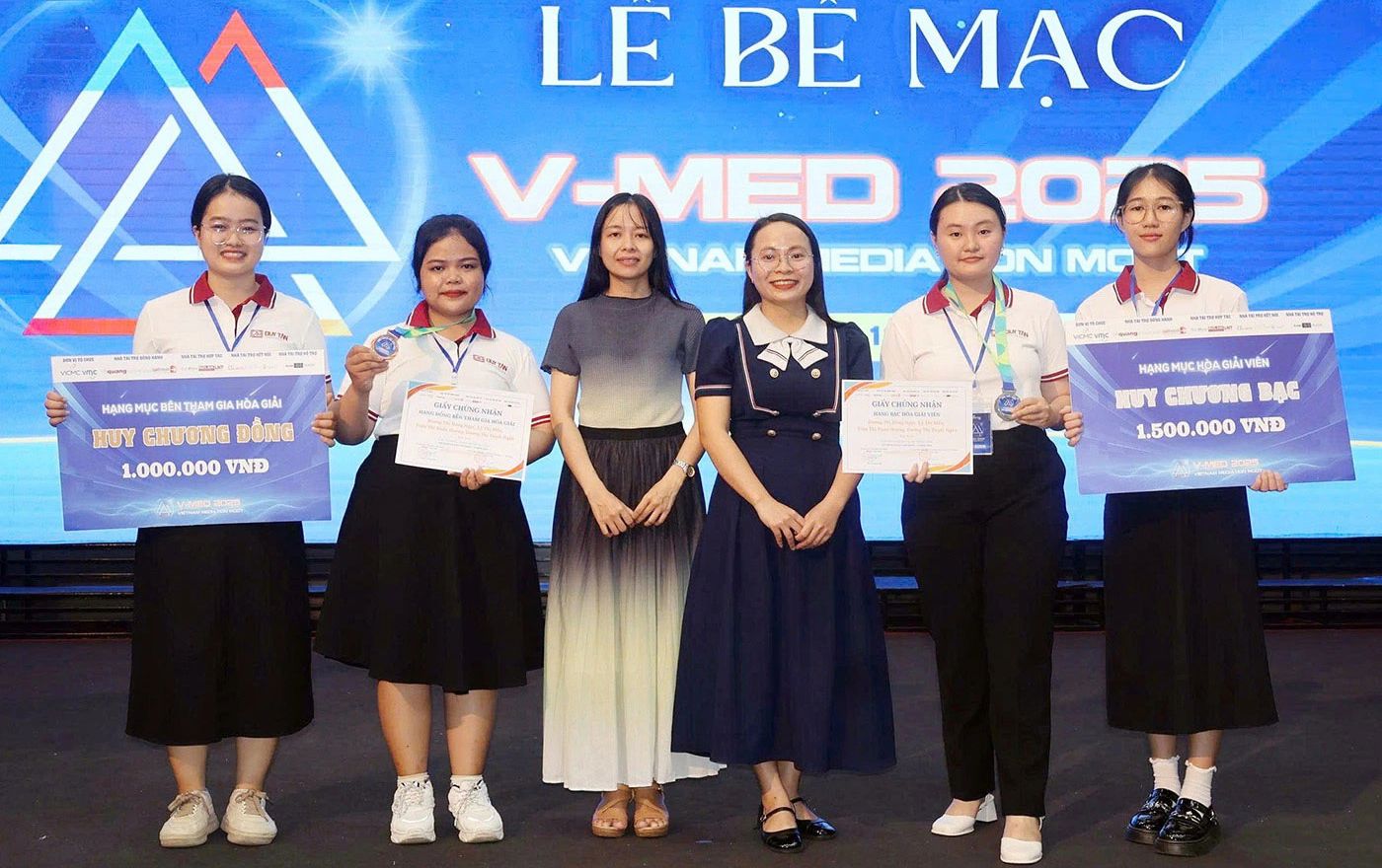 Thủ khoa đầu vào 2021 DTU và 'Giải thưởng kép' cuộc thi Hòa giải Thương mại VN 2025