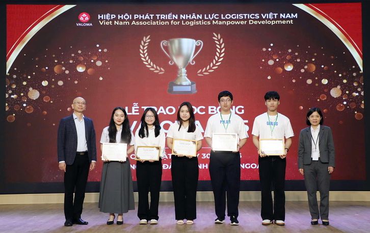 Sinh viên ĐH Duy Tân nhận Học bổng Tài năng VALOMA