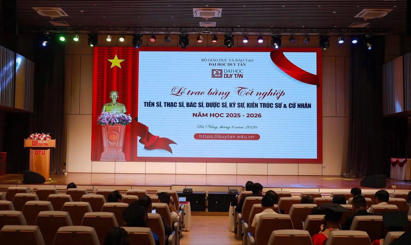 Đại học Duy Tân Vinh danh các Tân Tiến sĩ, Tân Thạc sĩ Tiêu biểu tại Lễ Khen thưởng và Trao bằng Tốt nghiệp năm học 2025 – 2026