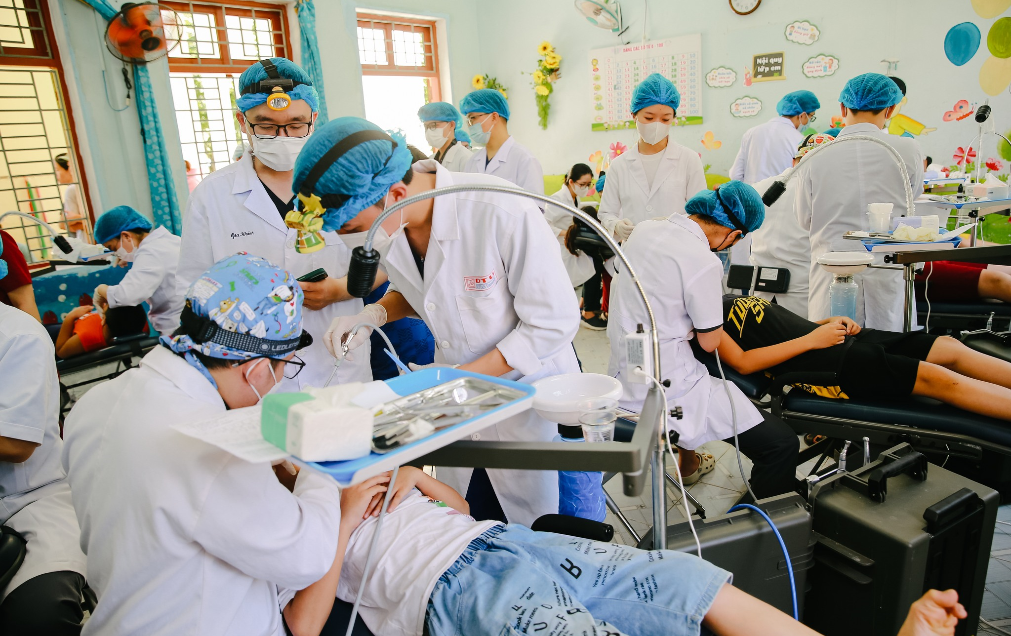 Sinh viên ĐH Duy Tân khám chữa răng miễn phí cho người dân