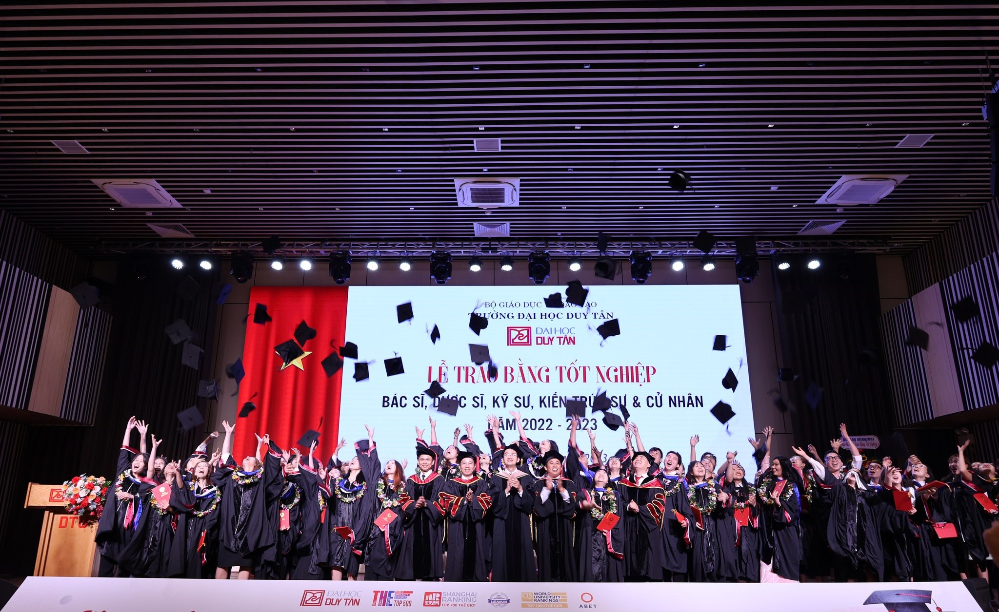 Lễ Trao bằng Tốt nghiệp trình độ Đại học xếp loại Xuất sắc