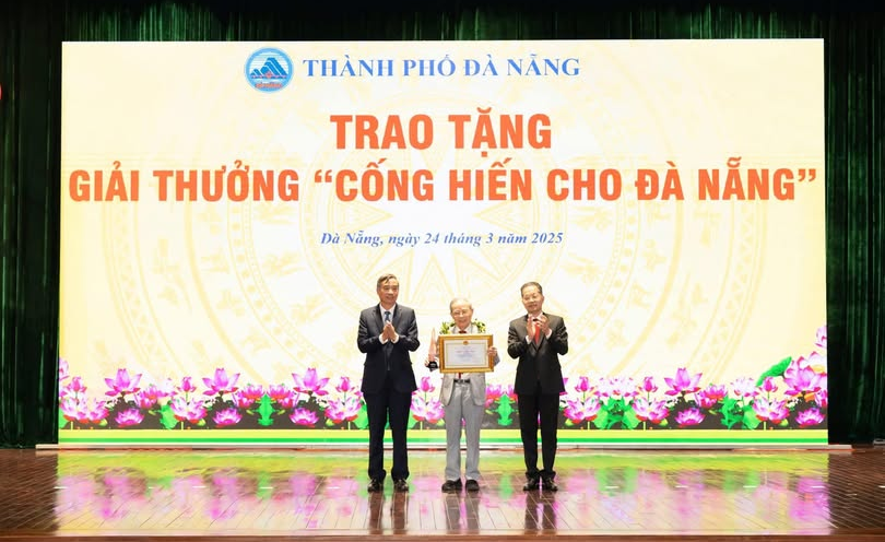 Tôn vinh điển hình tiên tiến, trao giải thưởng 'Cống hiến cho Đà Nẵng'