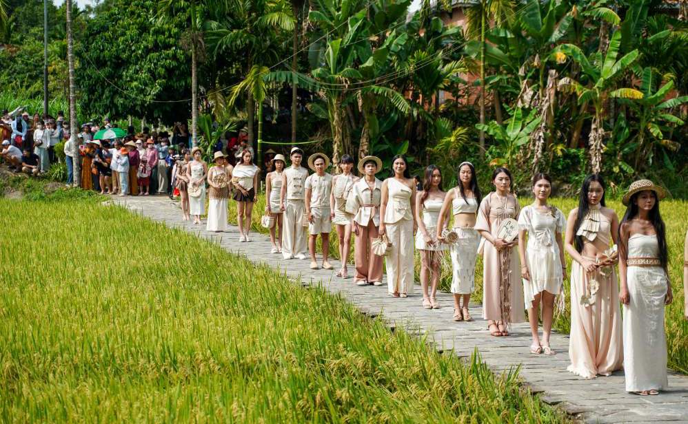 SINH VIÊN NGÀNH THIẾT KẾ THỜI TRANG, KHOA MỸ THUẬT ỨNG DỤNG, TRƯỜNG CÔNG NGHỆ VÀ KỸ THẬT, ĐẠI HỌC DUY TÂN BIẾN MO CAU THÀNH THỜI TRANG SINH THÁI ĐỘC ĐÁO