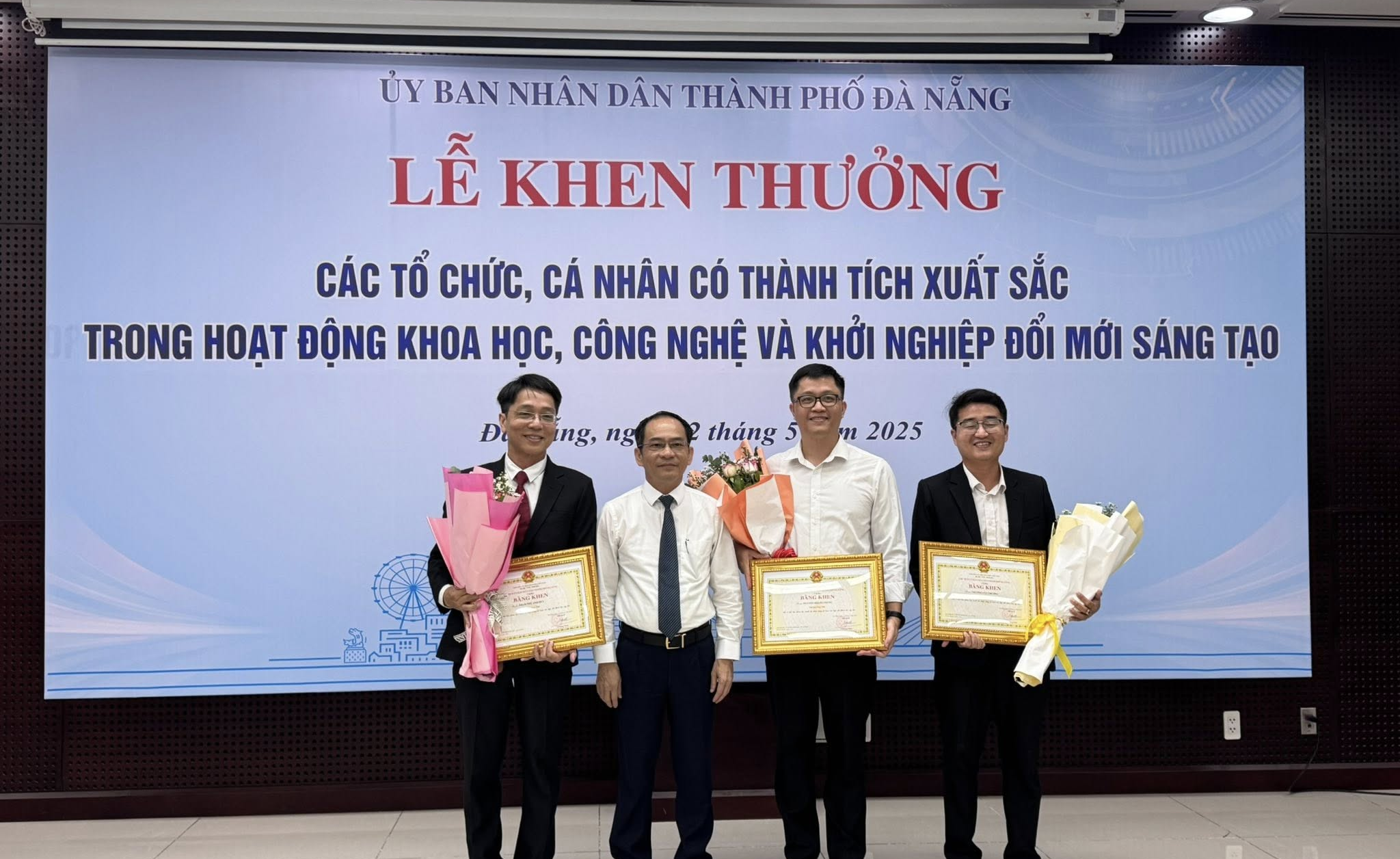 NHIỀU CÁN BỘ NGHIÊN CỨU VÀ GIẢNG VIÊN ĐẠI HỌC DUY TÂN ĐƯỢC THÀNH PHỐ ĐÀ NẴNG KHEN THƯỞNG TRONG HOẠT ĐỘNG KHOA HỌC, CÔNG NGHỆ VÀ KHỞI NGHIỆP ĐỔI MỚI SÁNG TẠO