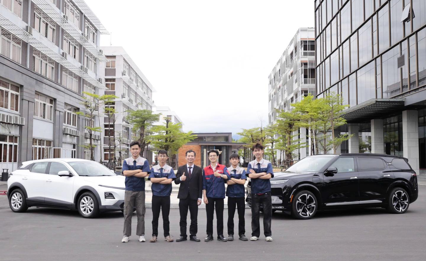 VinFast Bàn Giao Xe Điện Tại DTU: Sinh Viên Sẵn Sàng Khám Phá Công Nghệ Ô Tô Tương Lai