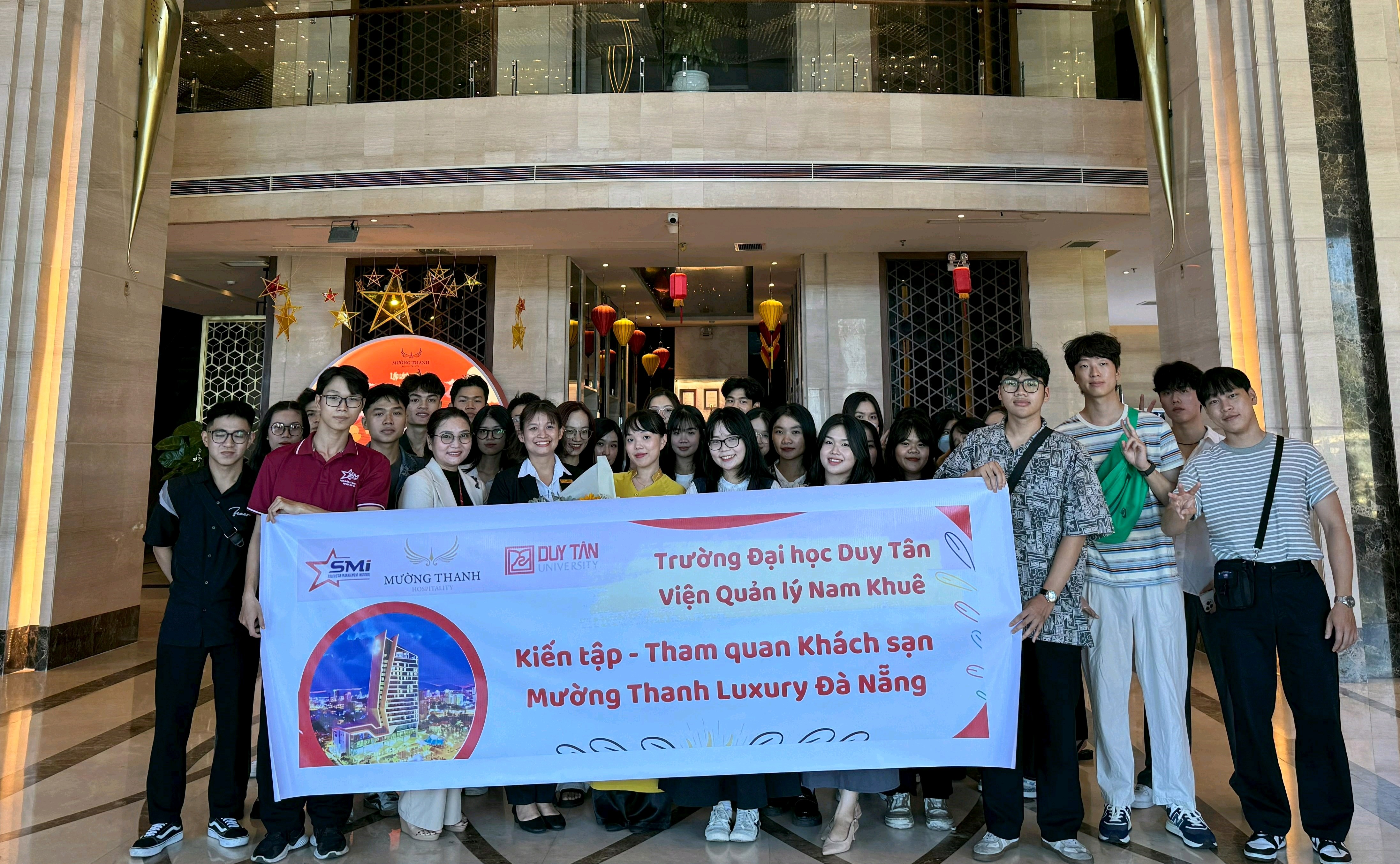 Sinh viên Viện Quản lý Nam Khuê tham quan và học tập tại Khách sạn Mường Thanh Luxury Đà Nẵng