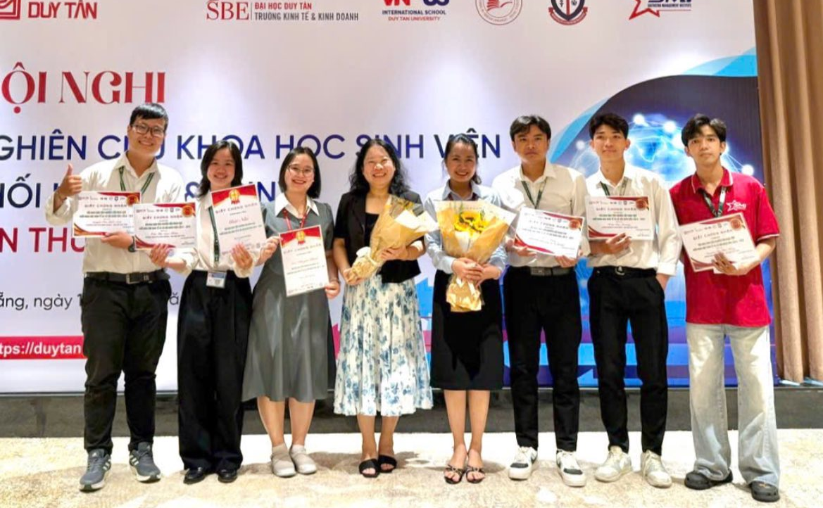 Vinh danh sinh viên Viện Quản lý Nam Khuê tại Hội nghị Nghiên cứu Khoa học Sinh viên 2025