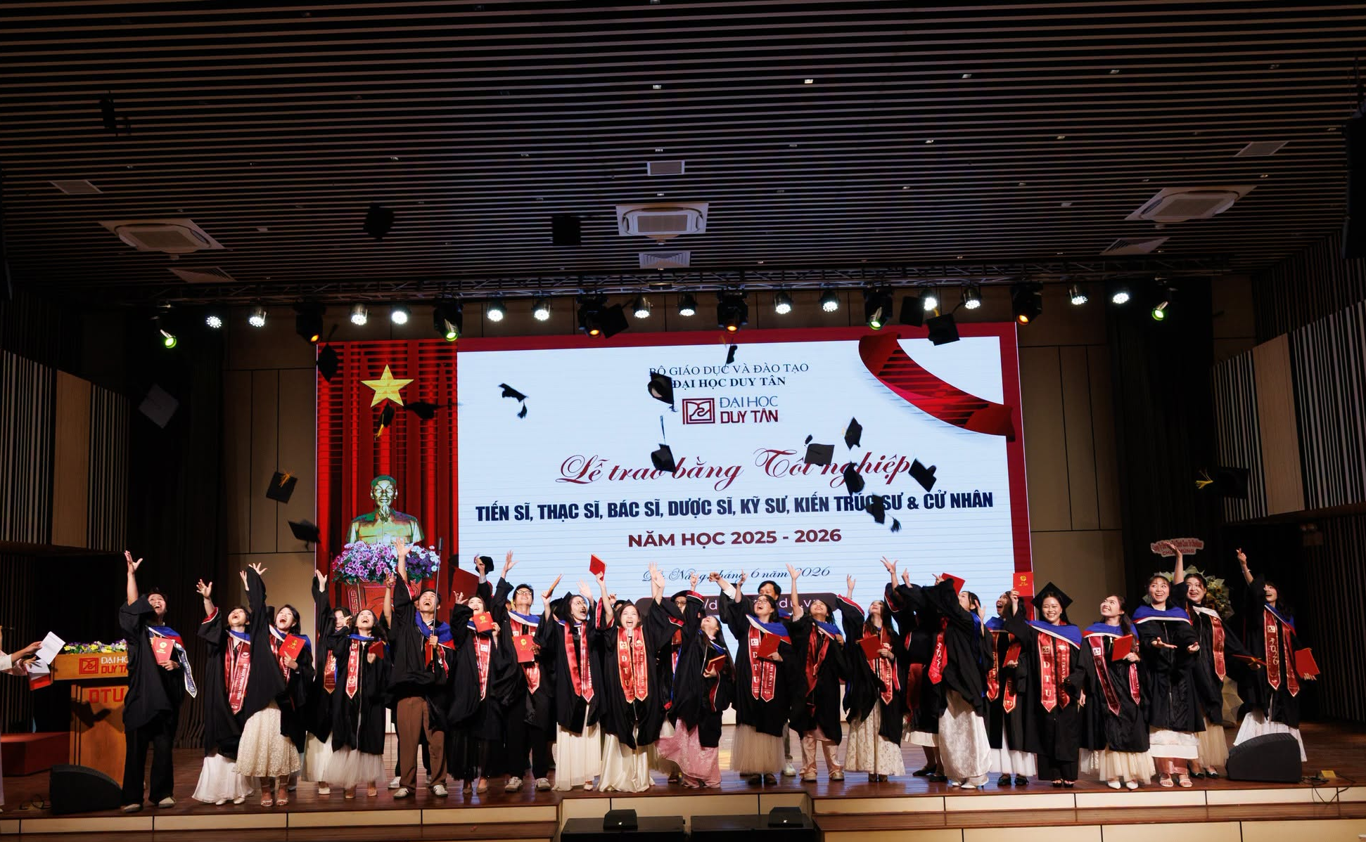 LỄ TRAO BẰNG TỐT NGHIỆP KHOA QUẢN LÝ NAM KHUÊ - ĐẠI HỌC DUY TÂN 2026