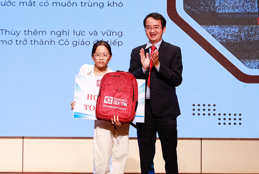 Nữ sinh khuyết tật nhận Học bổng Toàn phần, viết tiếp ước mơ đại học