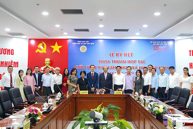 Viện ITAR tháp tùng Lãnh đạo ĐH Duy Tân ký kết Thỏa thuận Hợp tác với Viện Hàn lâm Khoa học Xã hội Việt Nam