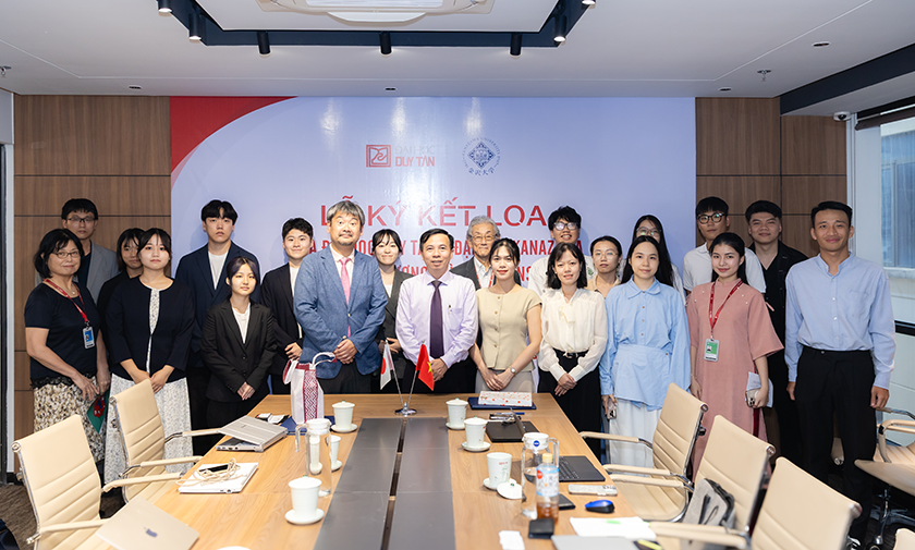 Giảng viên và sinh viên của Đại học Duy Tân và Đại học Kanazawa chụp hình lưu niệm tại sự kiệ