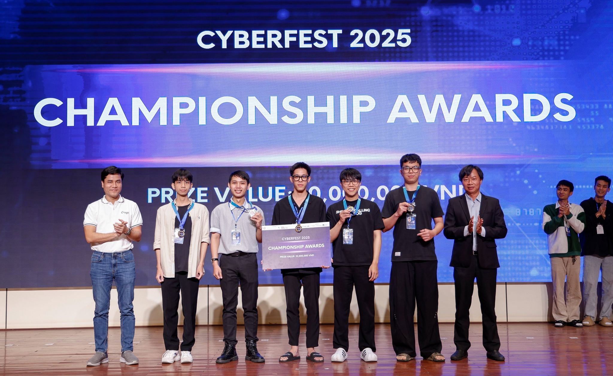 SINH VIÊN ĐẠI HỌC DUY TÂN VÔ ĐỊCH HACKATHON CYBERFEST 2025