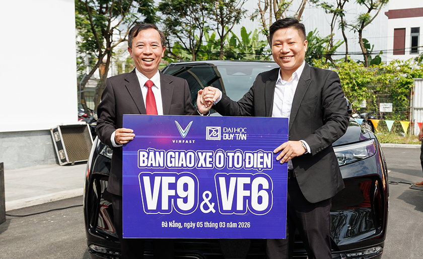 VinFast trao xe VF9 & VF6 cho sinh viên Duy Tân nghiên cứu và thực hành