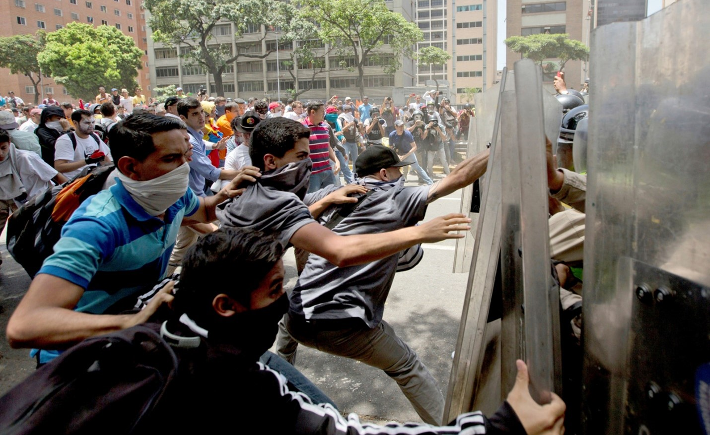 Nhận diện “Diễn biến hòa bình” và “Cách mạng màu”