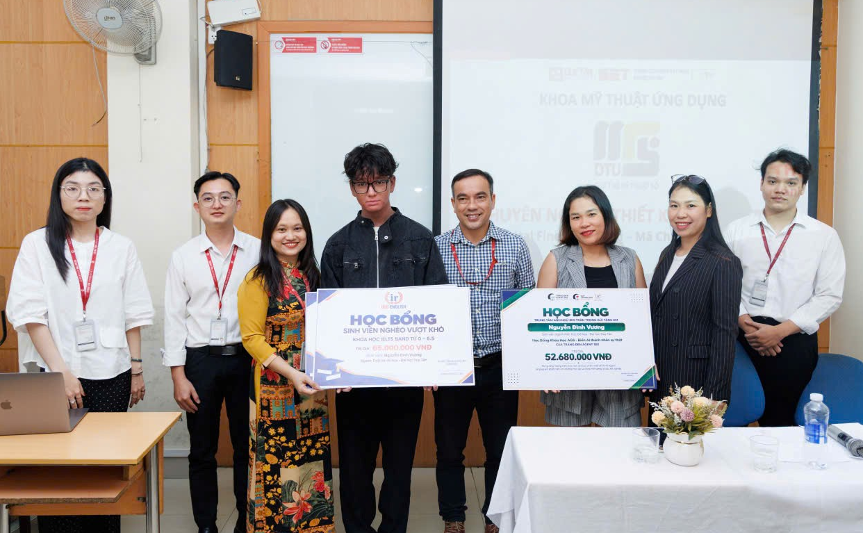 Trao học bổng tiếp sức sinh viên Nguyễn Đình Vương vượt khó