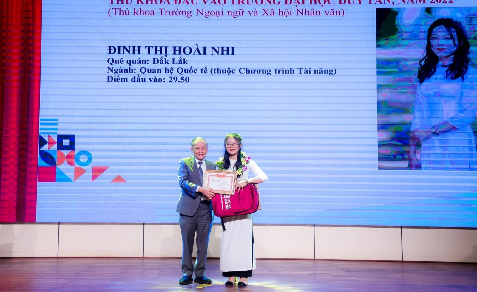 Tân sinh viên K28 khoa KHXH&NV là Thủ khoa trường Đại học Duy Tân