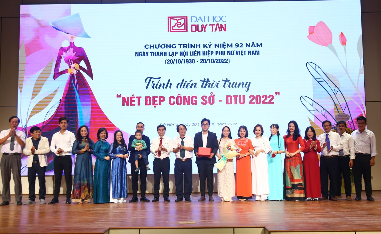 Giảng viên khoa KHXH&NV tham gia trình diễn thời trang "Nét đẹp công sở DTU 2022"