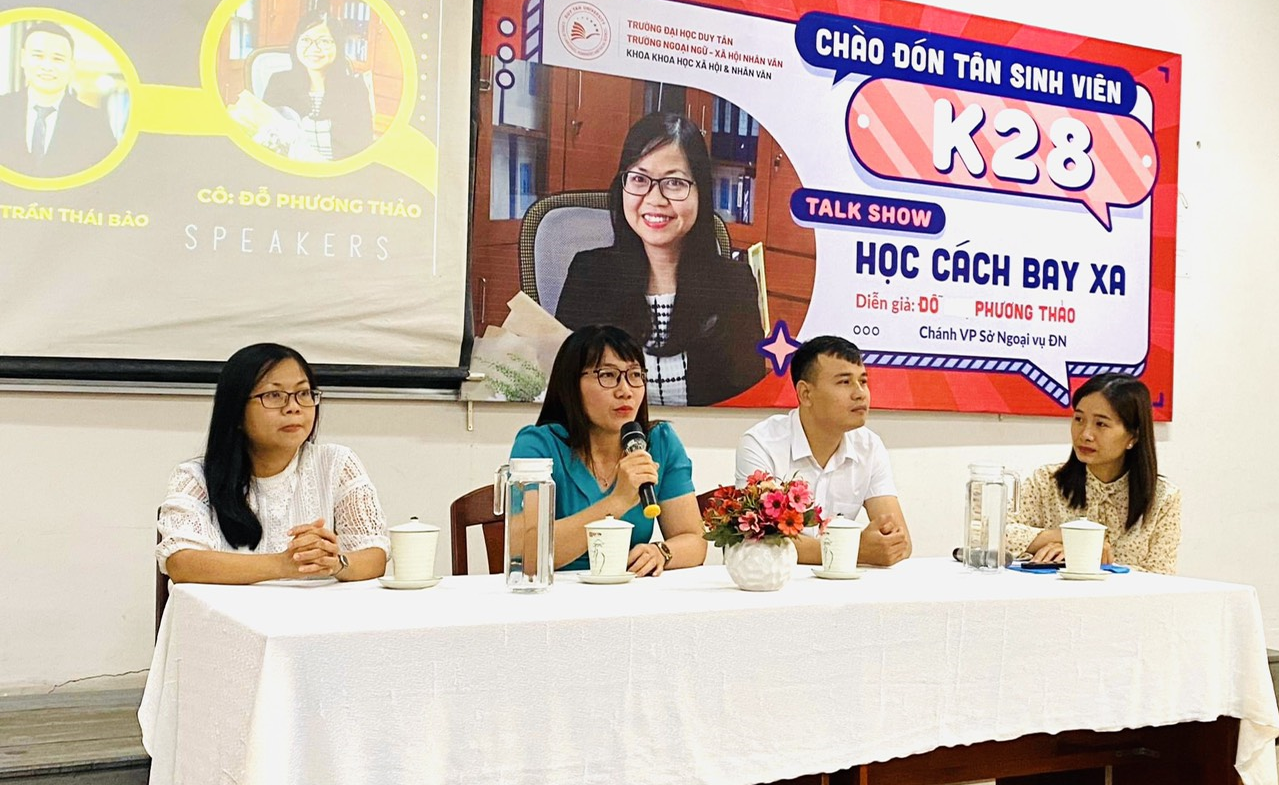 Chào đón tân sinh viên ngành Quan hệ quốc tế K28  và talkshow “Học cách bay xa”